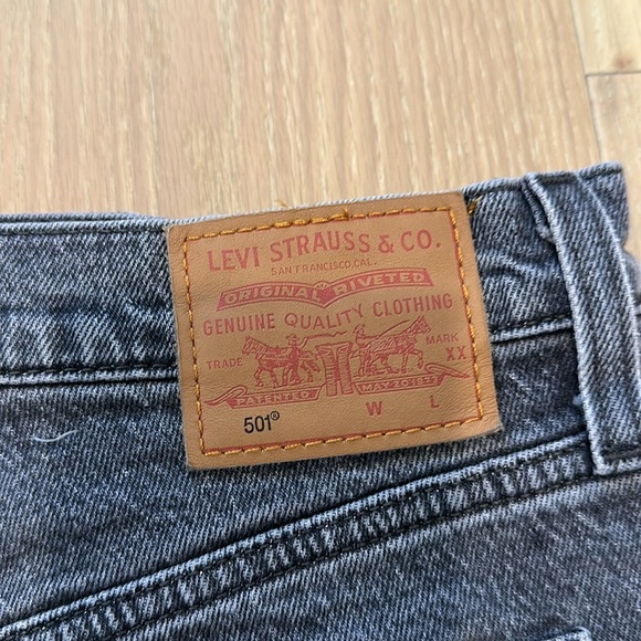Levi’s 501 Original Black Shorts Women’s Cutoff High Rise Denim Jeans Size 29 - Picture 8 of 12